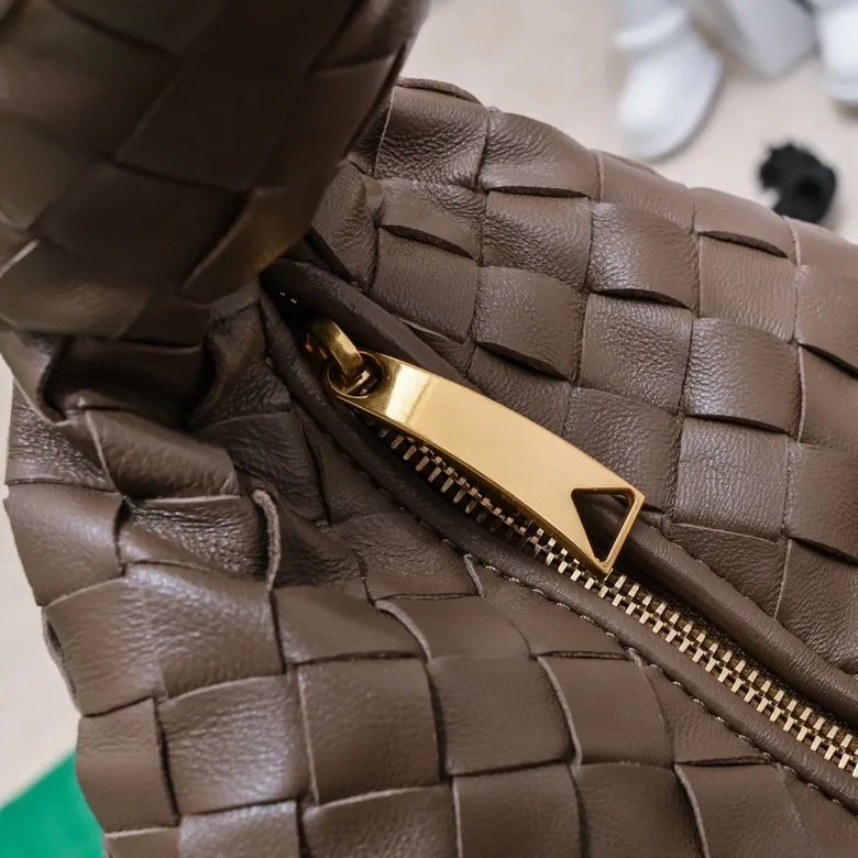 Batch 1460 BV Bottega Veneta 2022 Early Spring New Ladies Medium JODIE Handbag BV Bag 🔥The new method is to round the corners on the original basis and knot the round hobo bag with classic woven leather. The most iconic triangular pull-out design, using sheepskin draped soft shape, is super suitable for concave shapes~ Jodie feels really gentle to people, and is definitely the best item for daily matching. It has the same weave, new elements and twists, and is versatile. It is the new favorite of street style Internet celebrities! Size: 36*21*13 Model: 6697